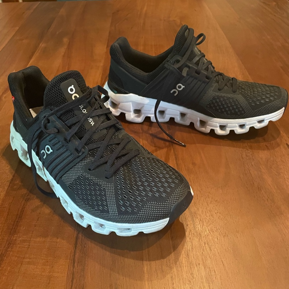 On Cloud CLOUDSWIFT running shoes.